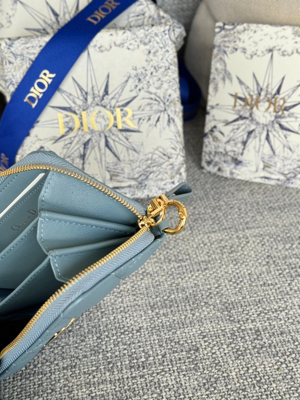 CD LOGO CARO 11CM COMPACT WALLET CLOUD BLUE CALFSKIN