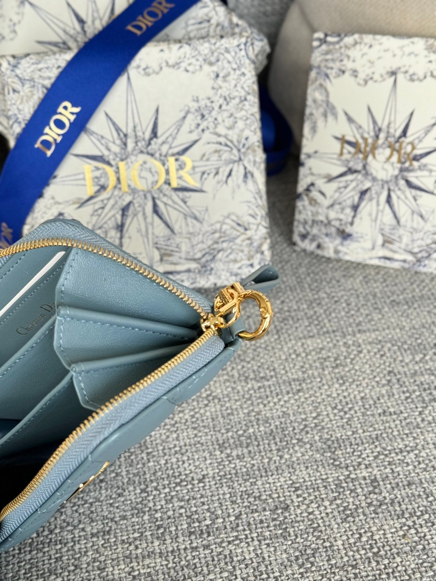 CD LOGO CARO 11CM COMPACT WALLET CLOUD BLUE CALFSKIN