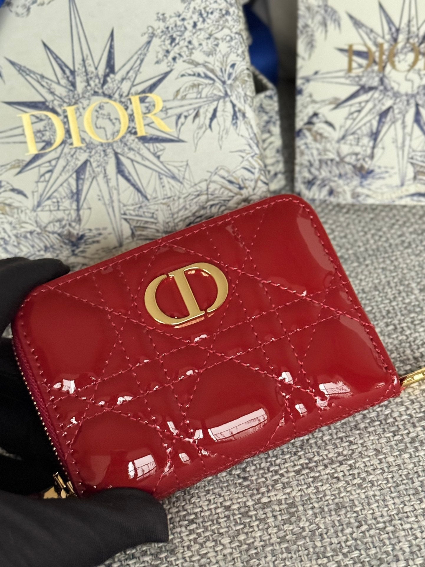 CD LOGO CARO 11CM COMPACT WALLET SHINY RED CALFSKIN