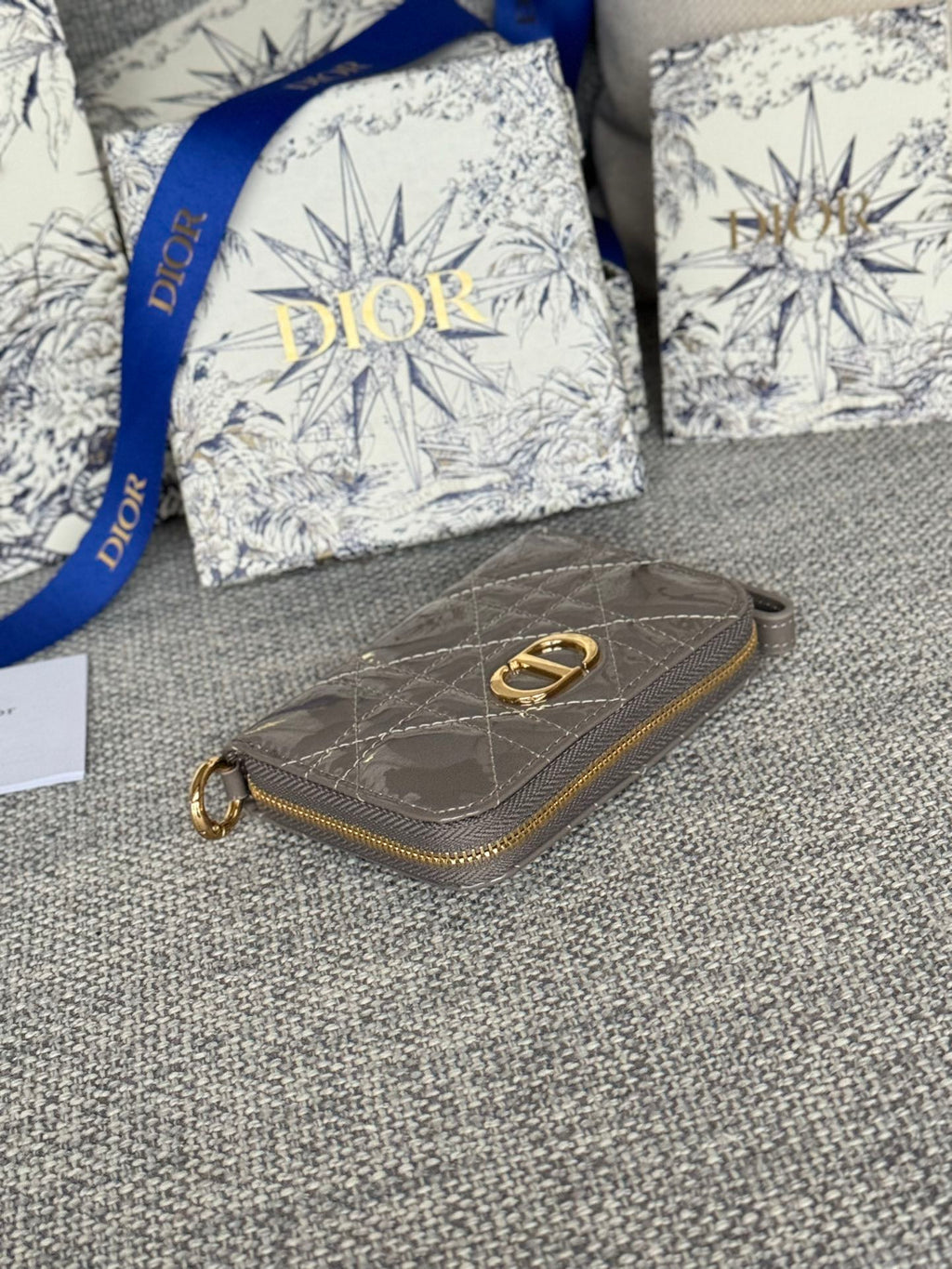 CD LOGO CARO 11CM COMPACT WALLET SHINY GREY CALFSKIN