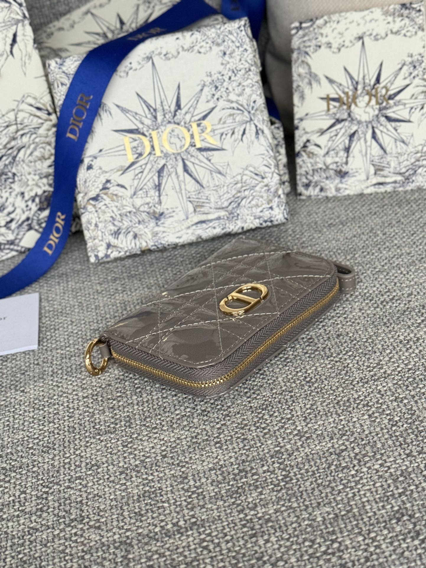 CD LOGO CARO 11CM COMPACT WALLET SHINY GREY CALFSKIN