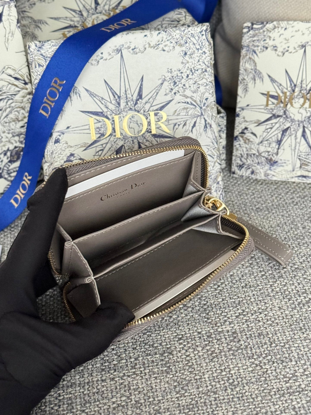 CD LOGO CARO 11CM COMPACT WALLET SHINY GREY CALFSKIN
