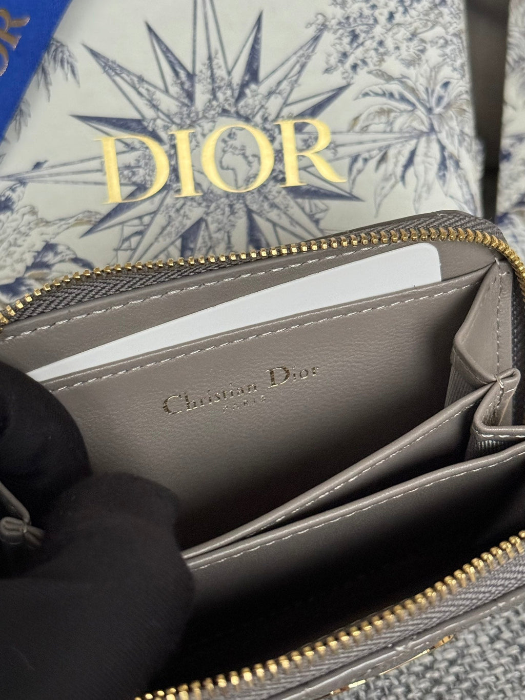 CD LOGO CARO 11CM COMPACT WALLET SHINY GREY CALFSKIN
