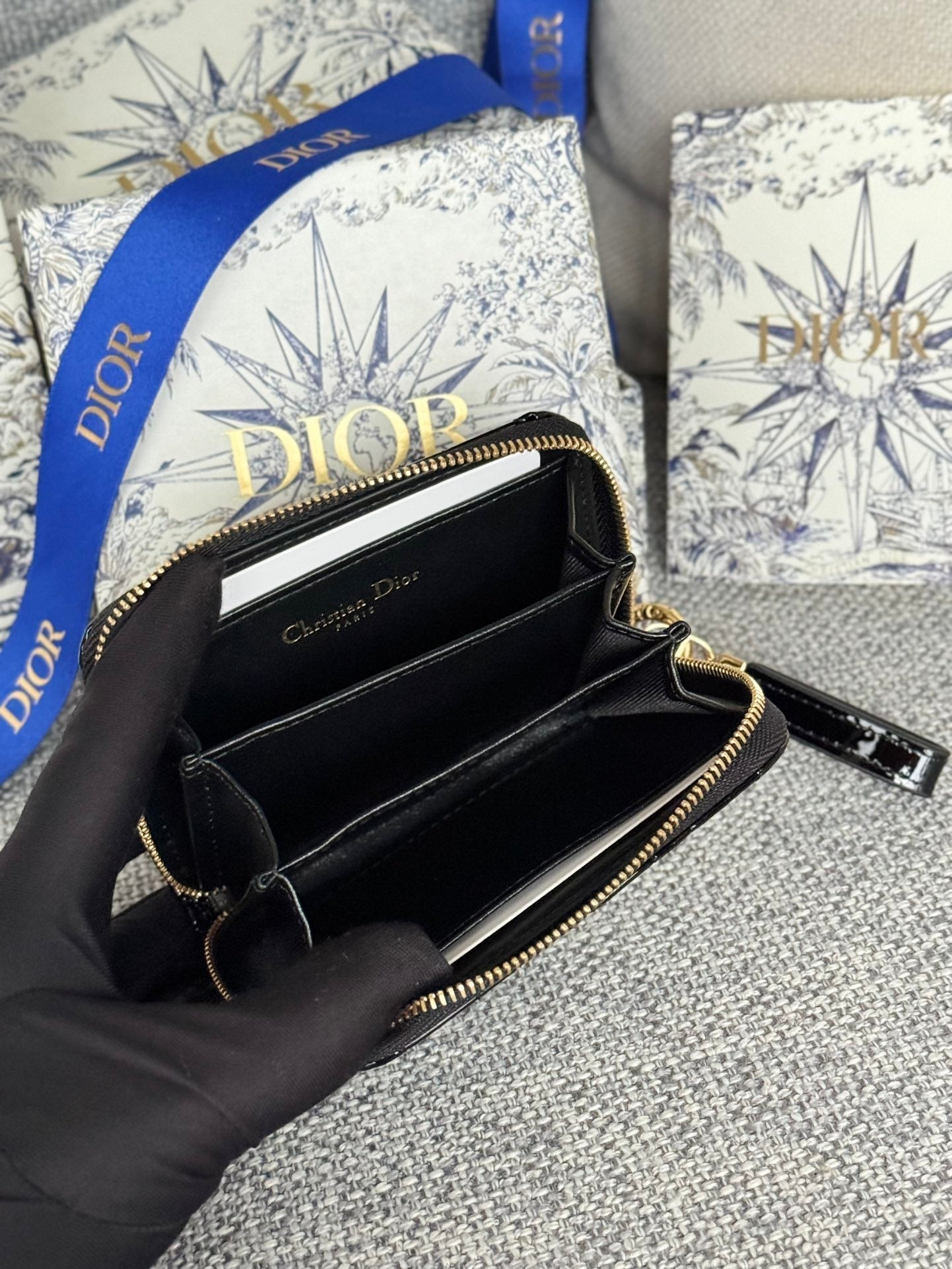CD LOGO CARO 11CM COMPACT WALLET SHINY BLACK CALFSKIN
