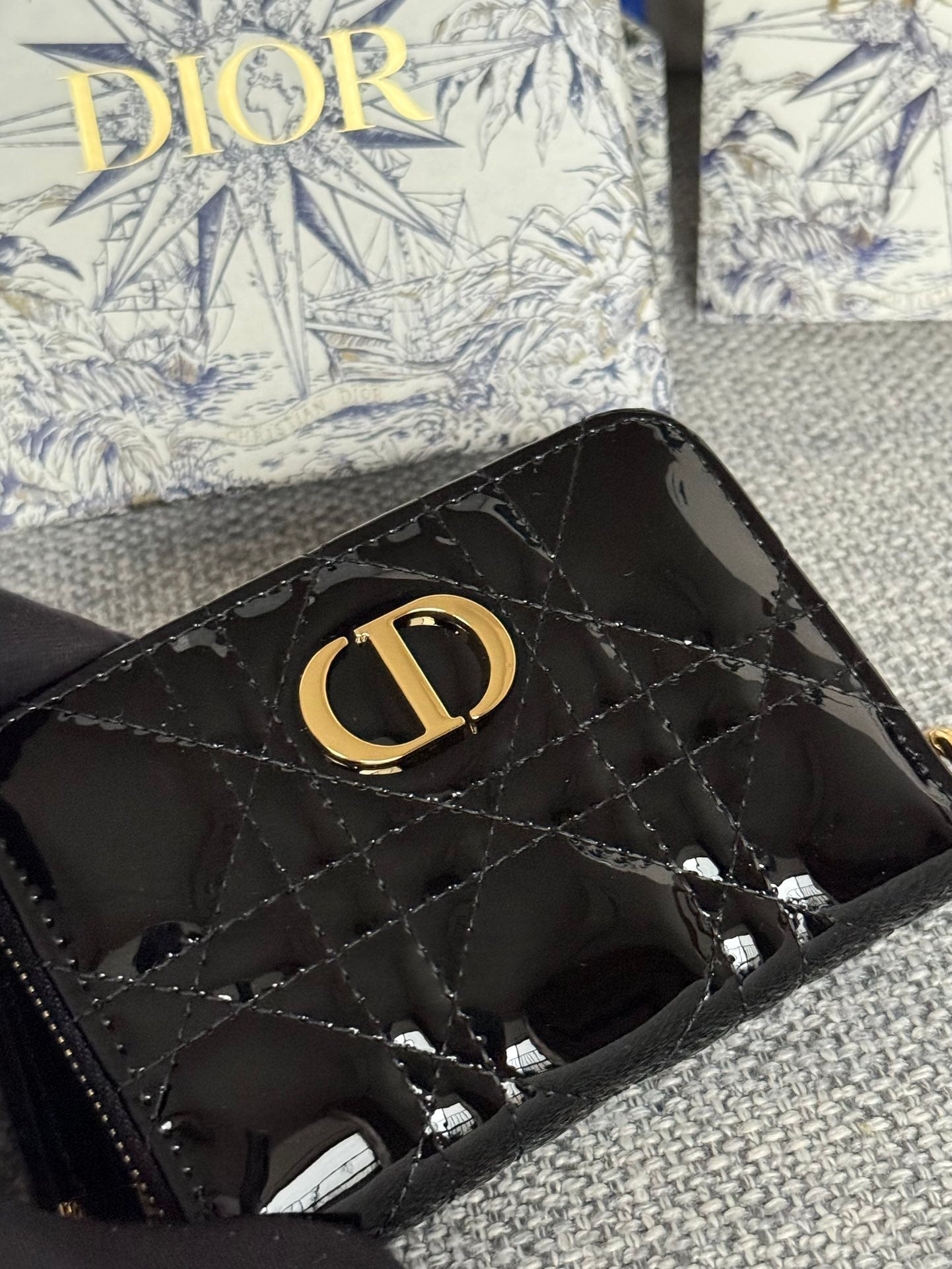 CD LOGO CARO 11CM COMPACT WALLET SHINY BLACK CALFSKIN