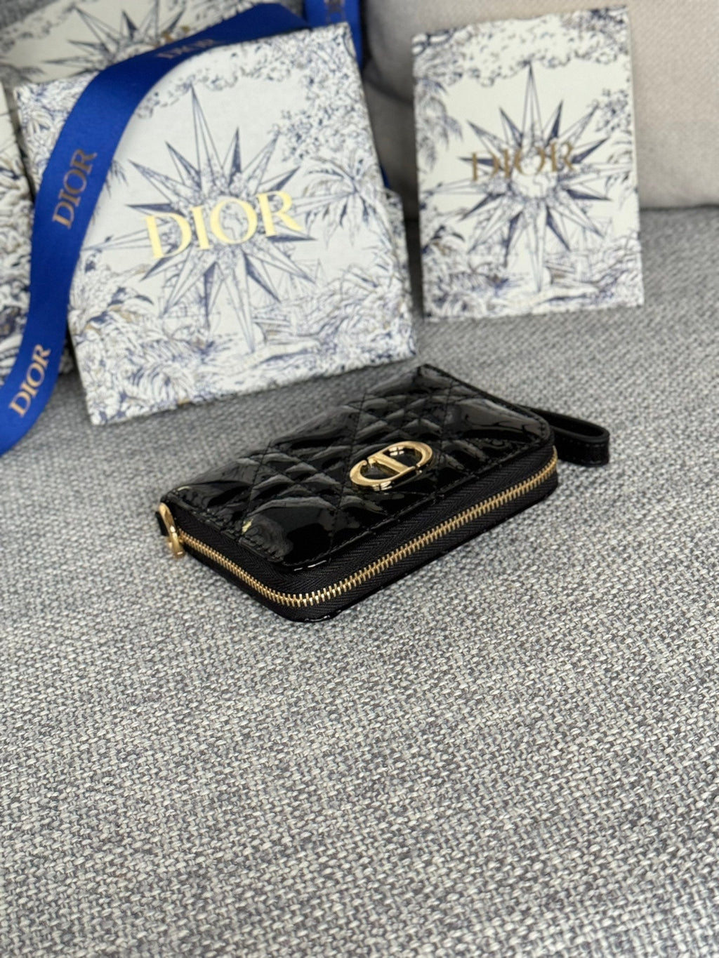 CD LOGO CARO 11CM COMPACT WALLET SHINY BLACK CALFSKIN