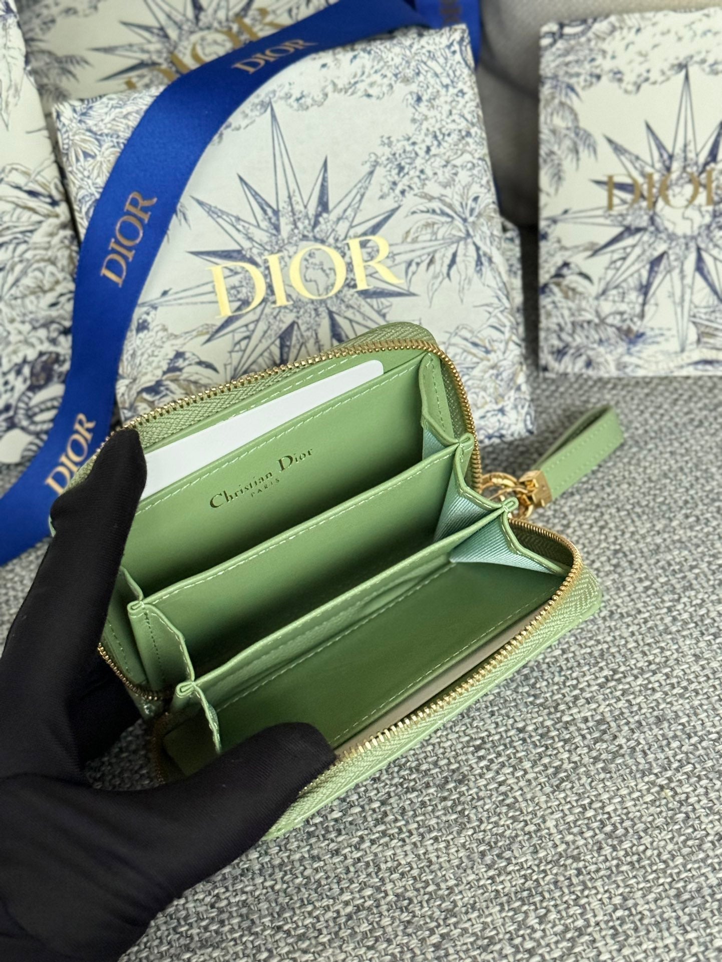 CD LOGO CARO 11CM COMPACT WALLET SHINY GREEN CALFSKIN