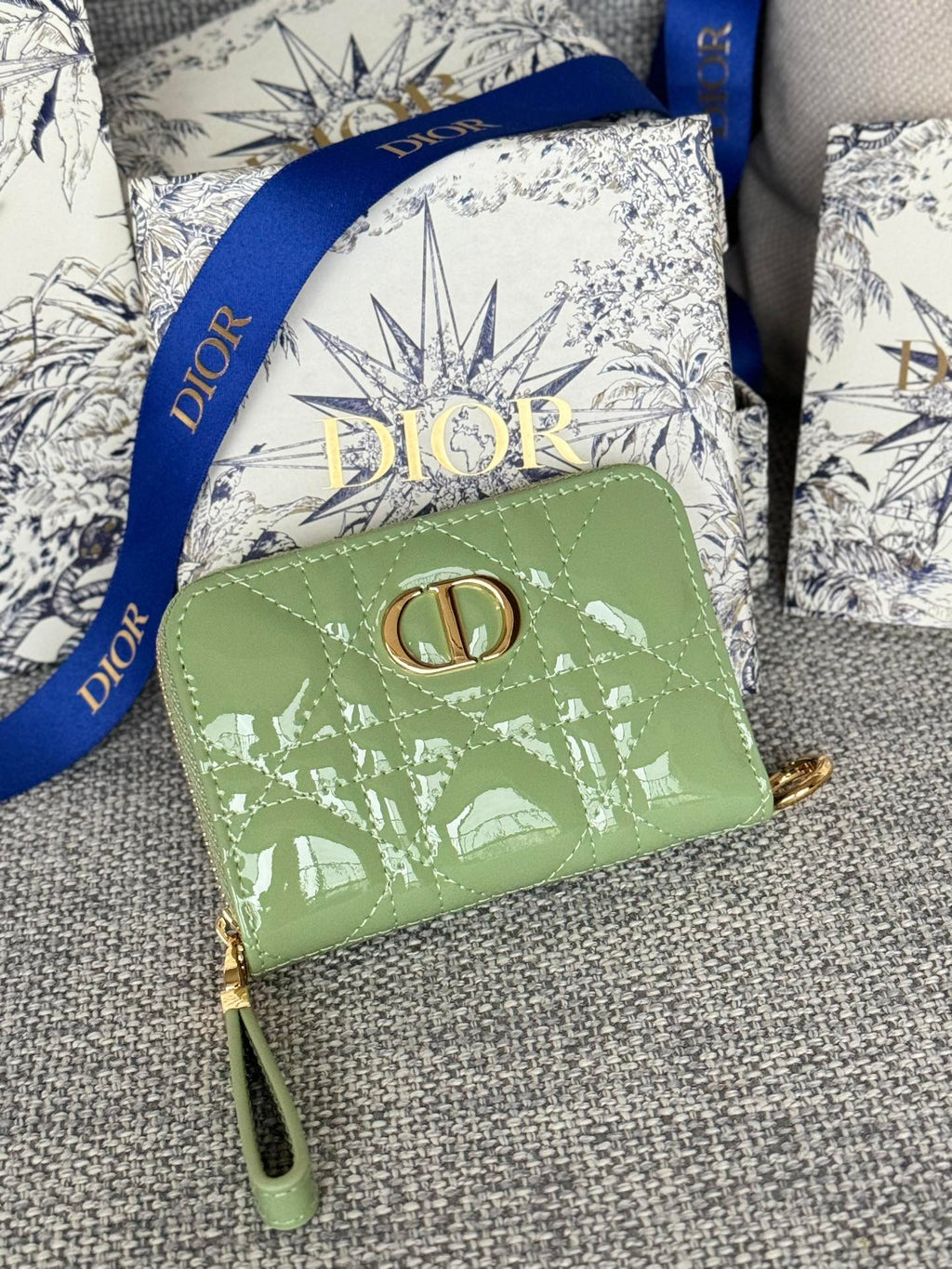 CD LOGO CARO 11CM COMPACT WALLET SHINY GREEN CALFSKIN
