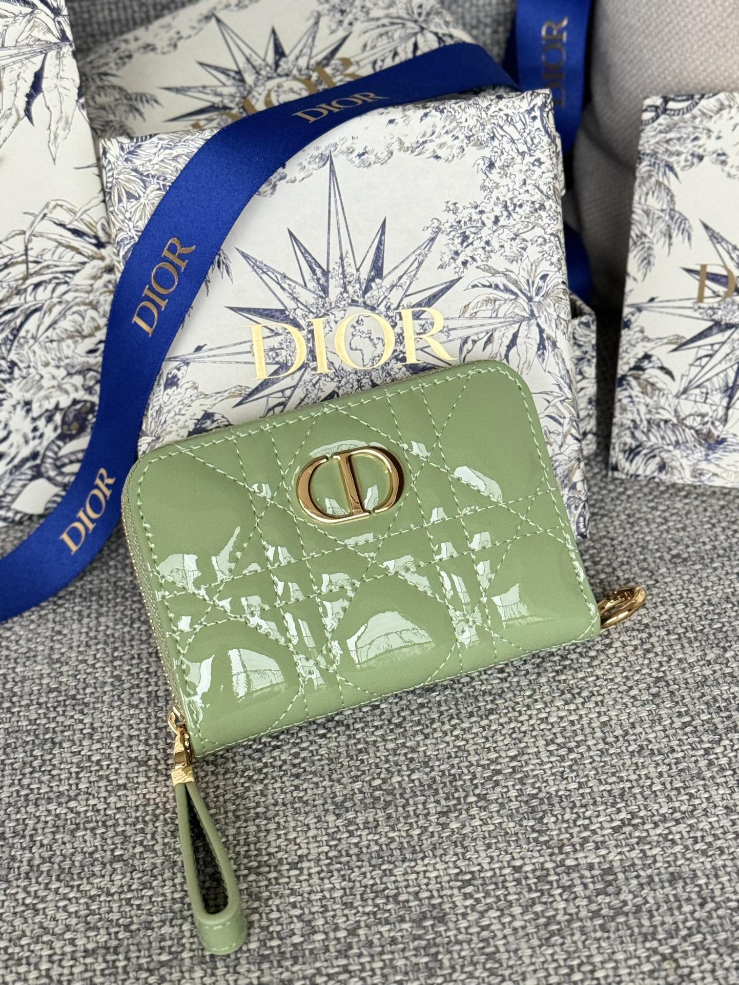 CD LOGO CARO 11CM COMPACT WALLET SHINY GREEN CALFSKIN