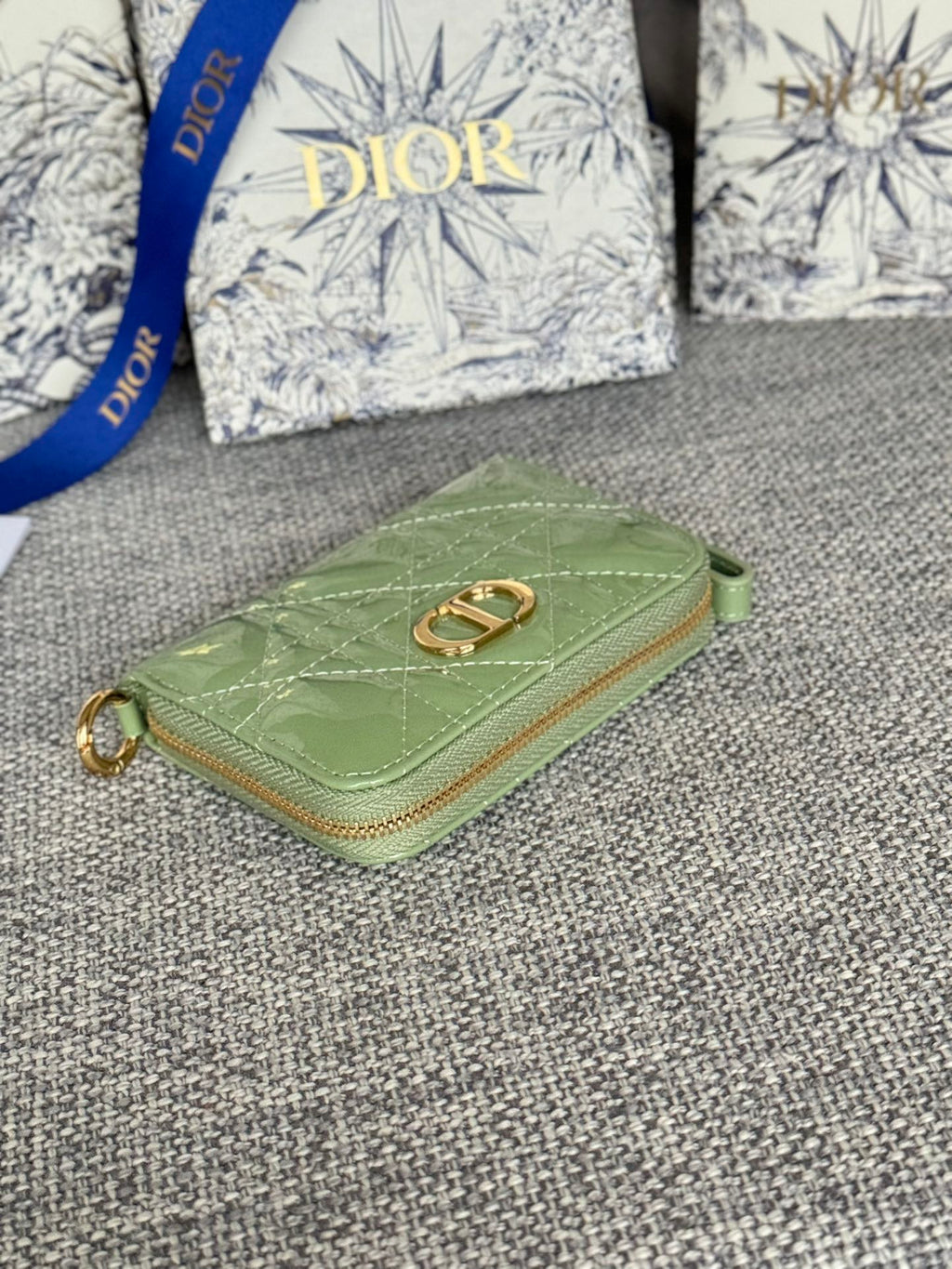 CD LOGO CARO 11CM COMPACT WALLET SHINY GREEN CALFSKIN