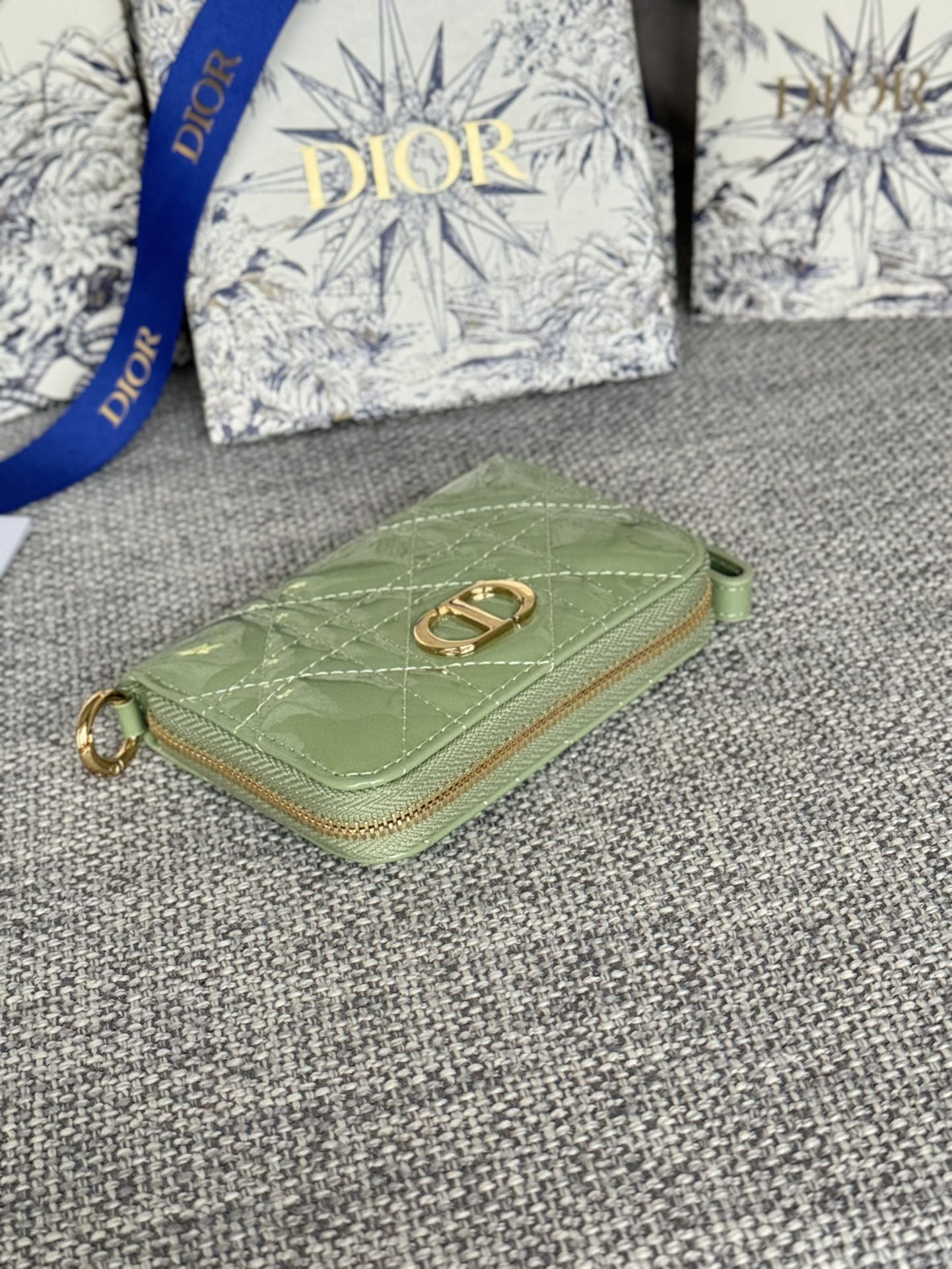 CD LOGO CARO 11CM COMPACT WALLET SHINY GREEN CALFSKIN