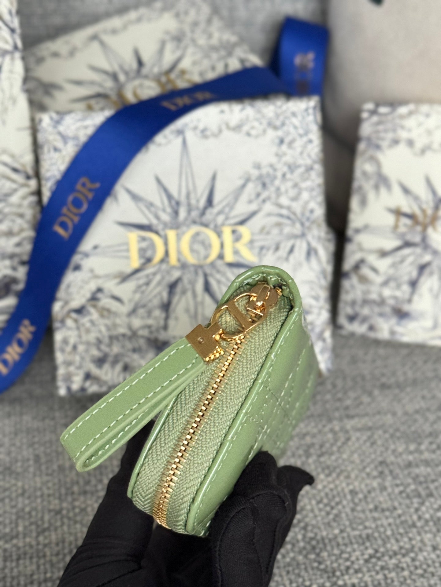 CD LOGO CARO 11CM COMPACT WALLET SHINY GREEN CALFSKIN