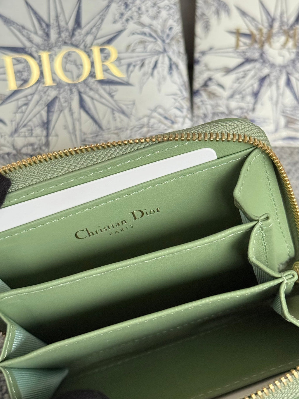 CD LOGO CARO 11CM COMPACT WALLET SHINY GREEN CALFSKIN