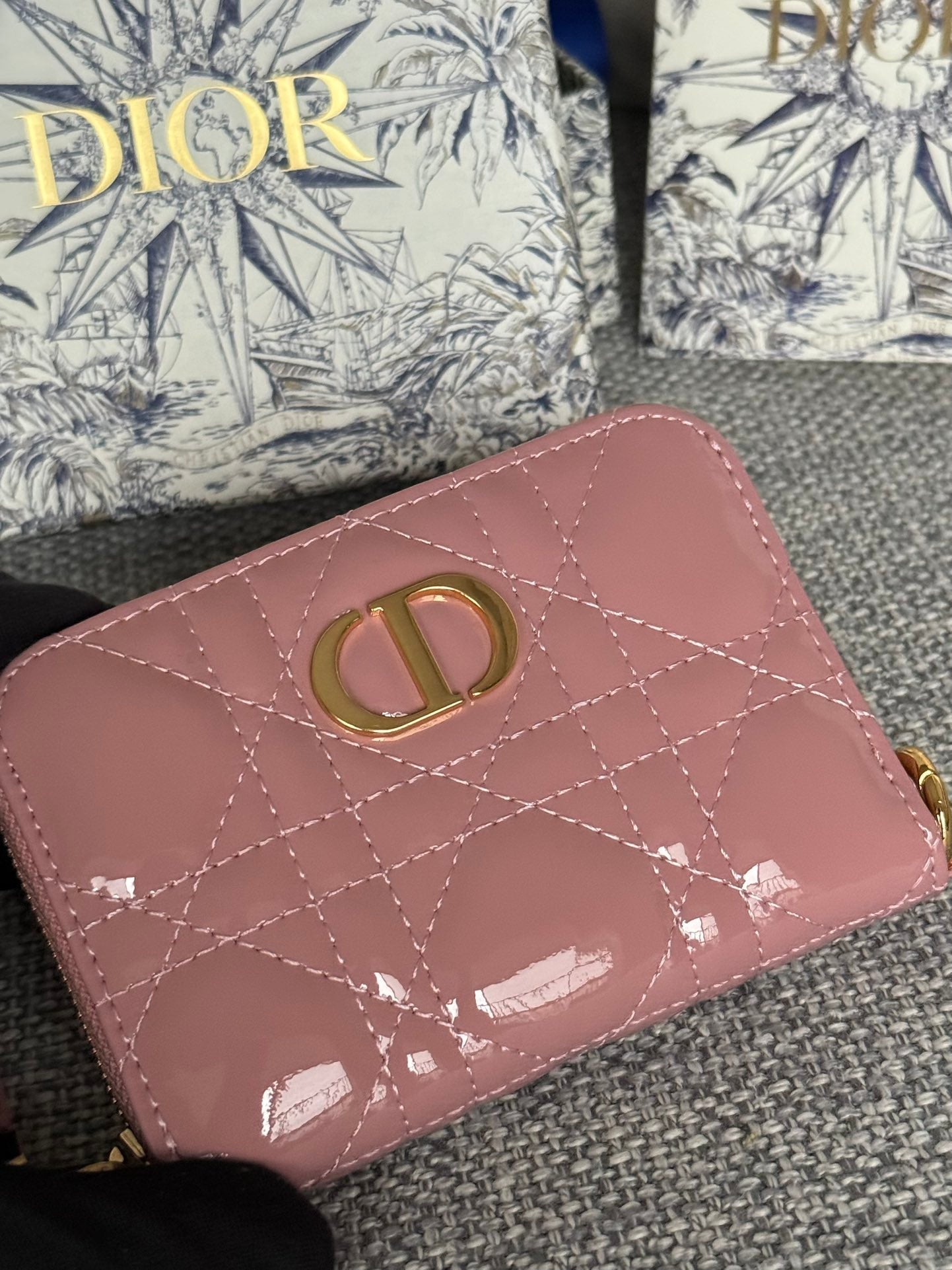 CD LOGO CARO 11CM COMPACT WALLET SHINY PINK CALFSKIN