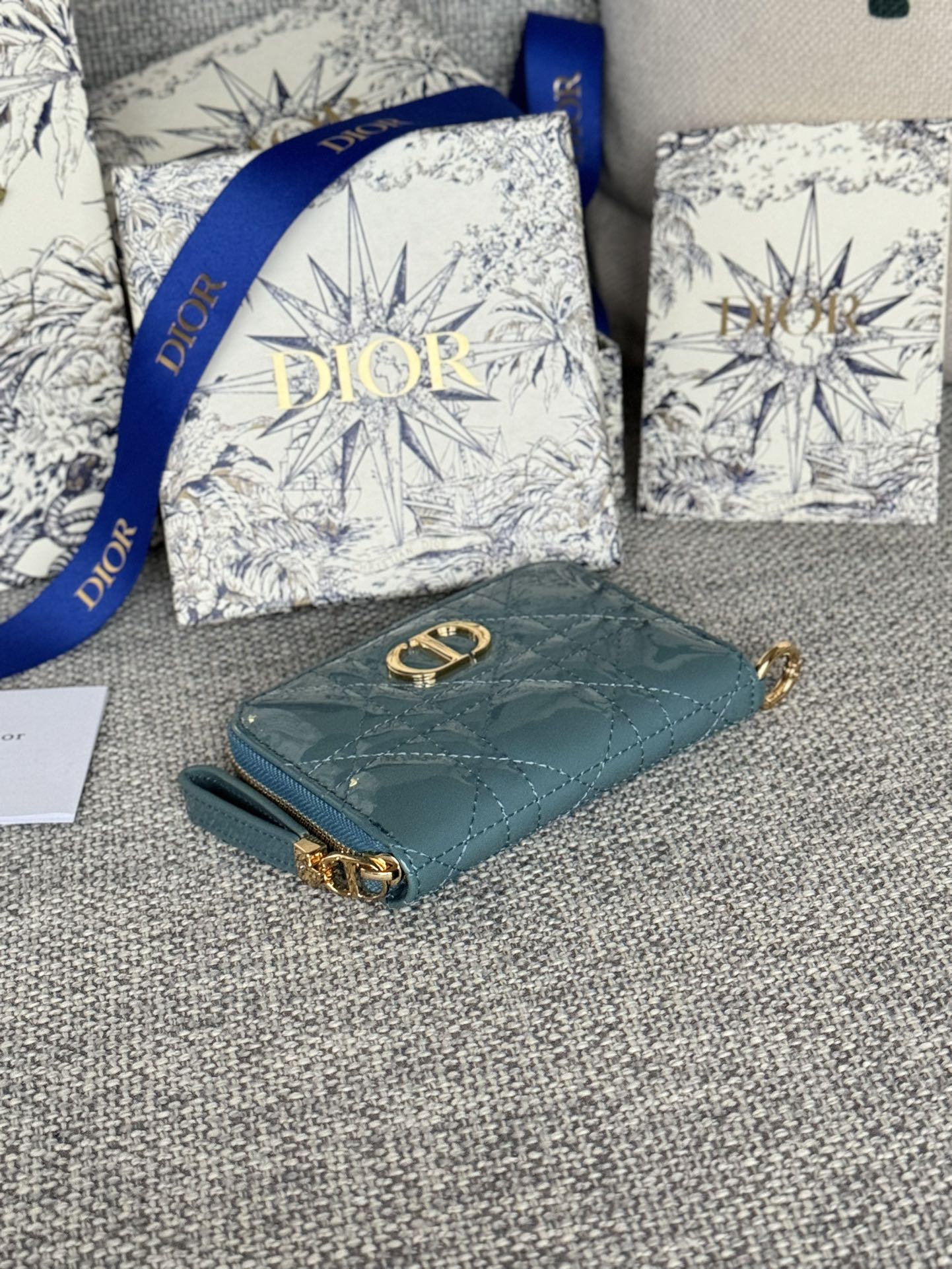 CD LOGO CARO 11CM COMPACT WALLET SHINY TEAL CALFSKIN