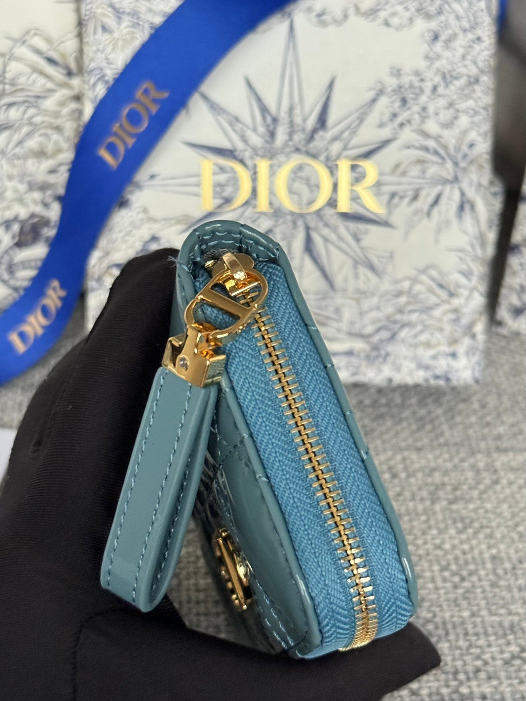 CD LOGO CARO 11CM COMPACT WALLET SHINY TEAL CALFSKIN