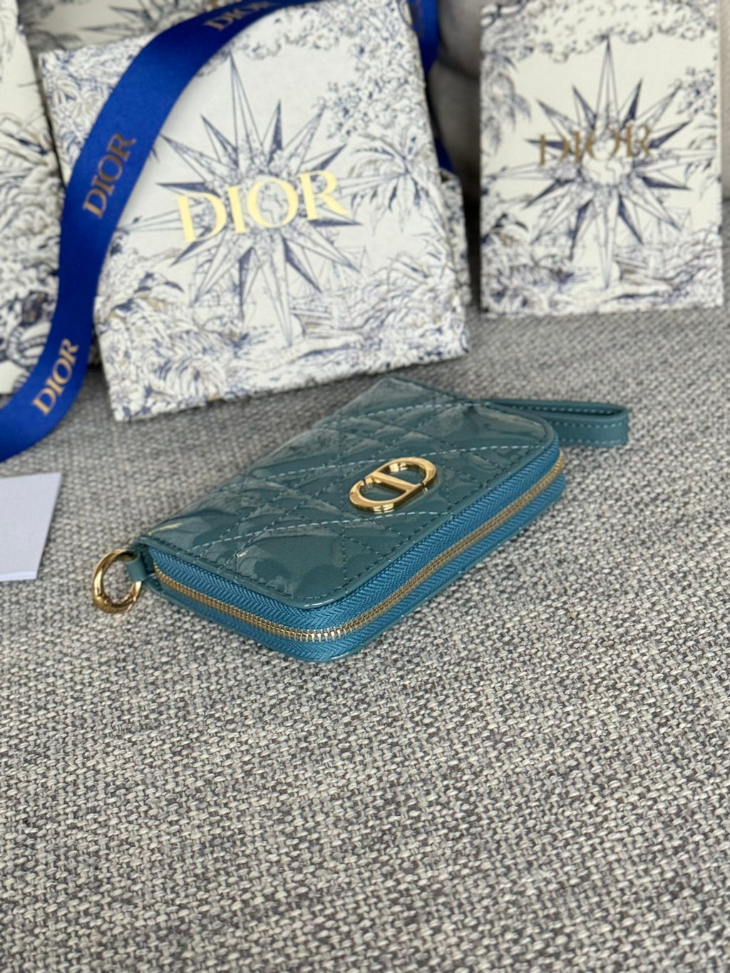 CD LOGO CARO 11CM COMPACT WALLET SHINY TEAL CALFSKIN