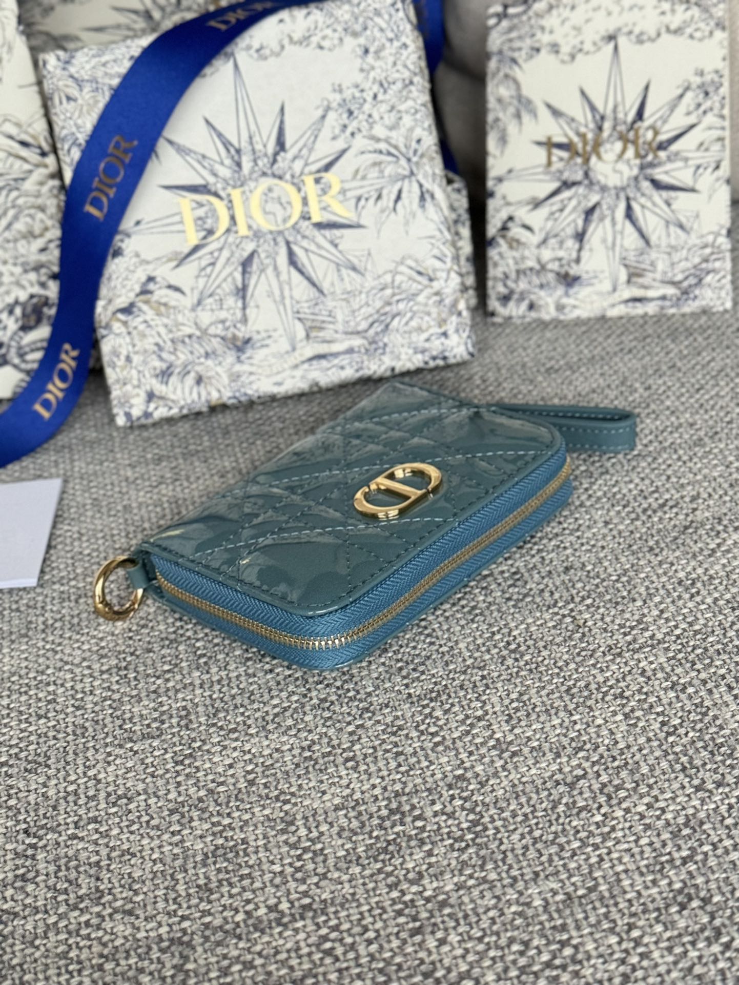 CD LOGO CARO 11CM COMPACT WALLET SHINY TEAL CALFSKIN