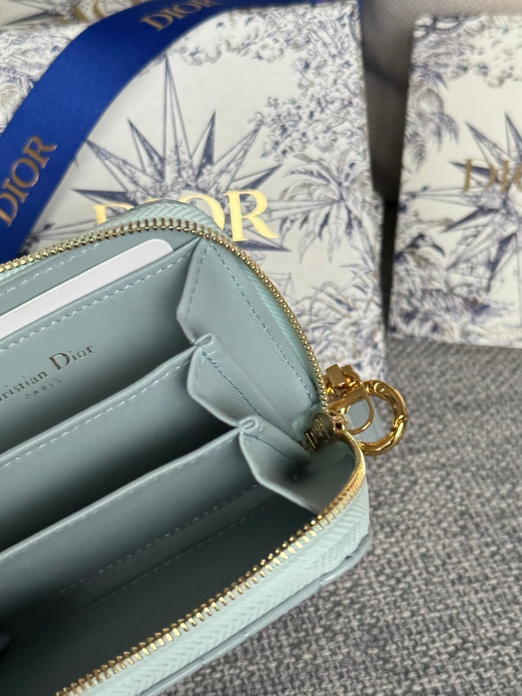 CD LOGO CARO 11CM COMPACT WALLET SHINY CLOUD BLUE CALFSKIN