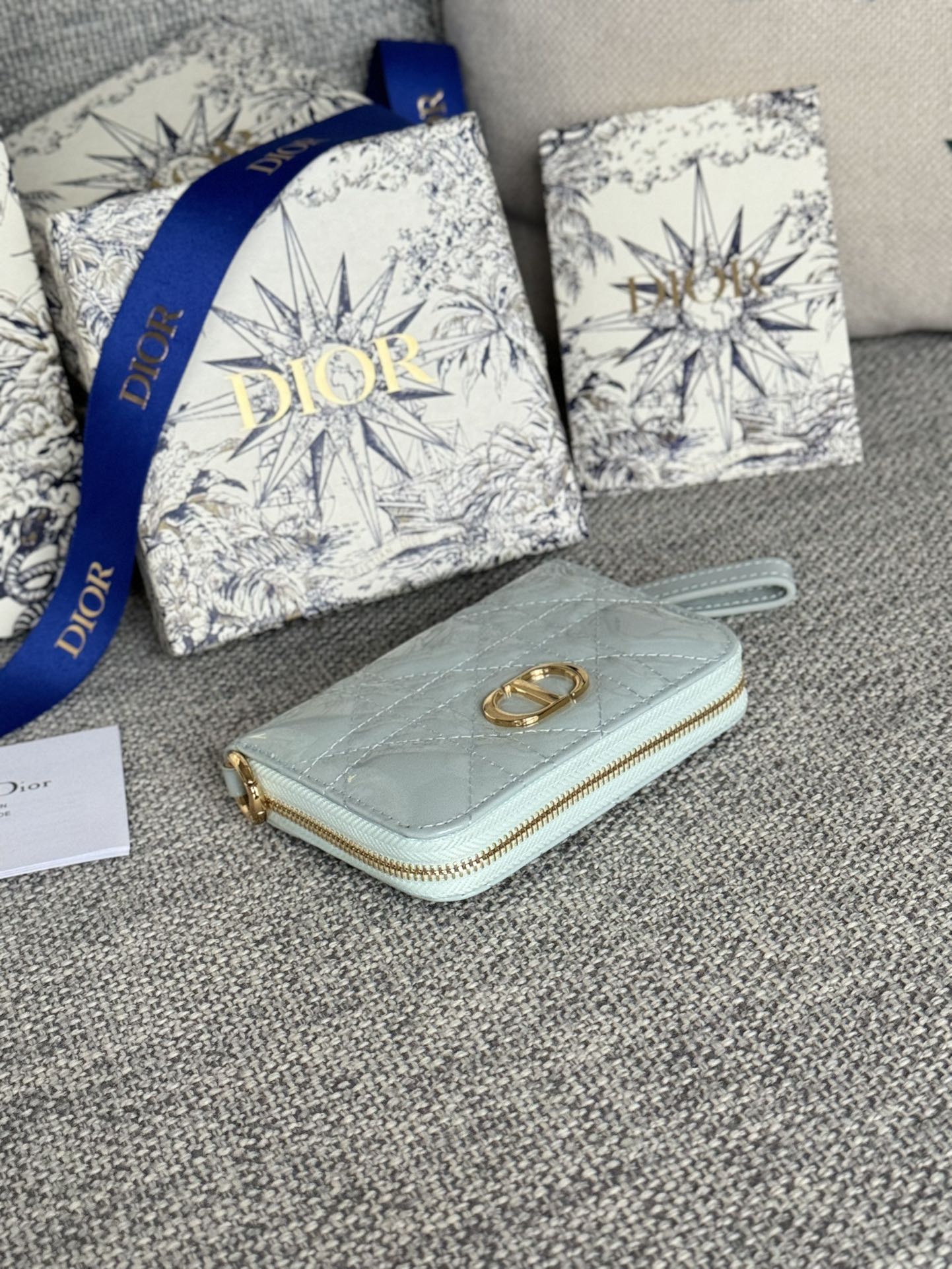 CD LOGO CARO 11CM COMPACT WALLET SHINY CLOUD BLUE CALFSKIN