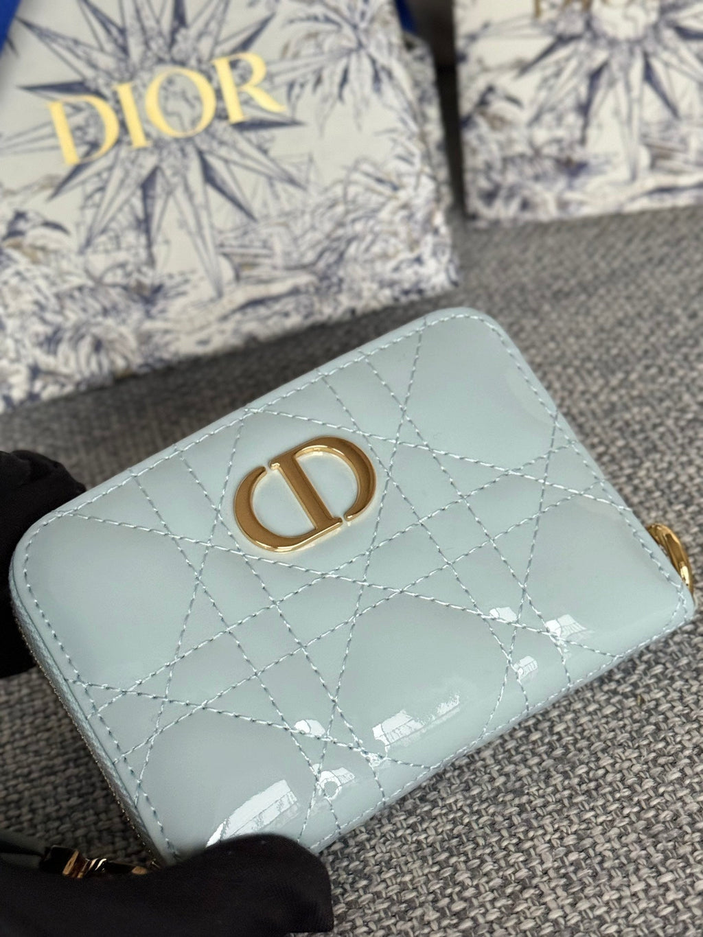 CD LOGO CARO 11CM COMPACT WALLET SHINY CLOUD BLUE CALFSKIN