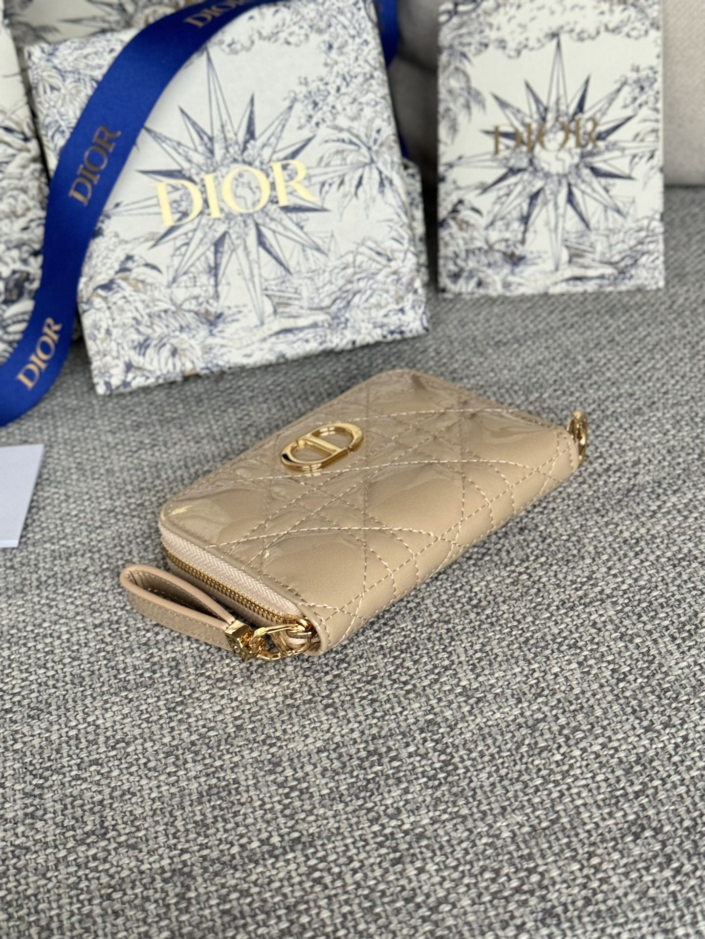 CD LOGO CARO 11CM COMPACT WALLET SHINY BEIGE CALFSKIN