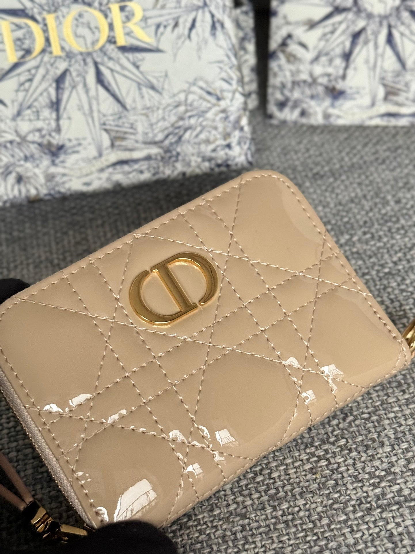 CD LOGO CARO 11CM COMPACT WALLET SHINY BEIGE CALFSKIN