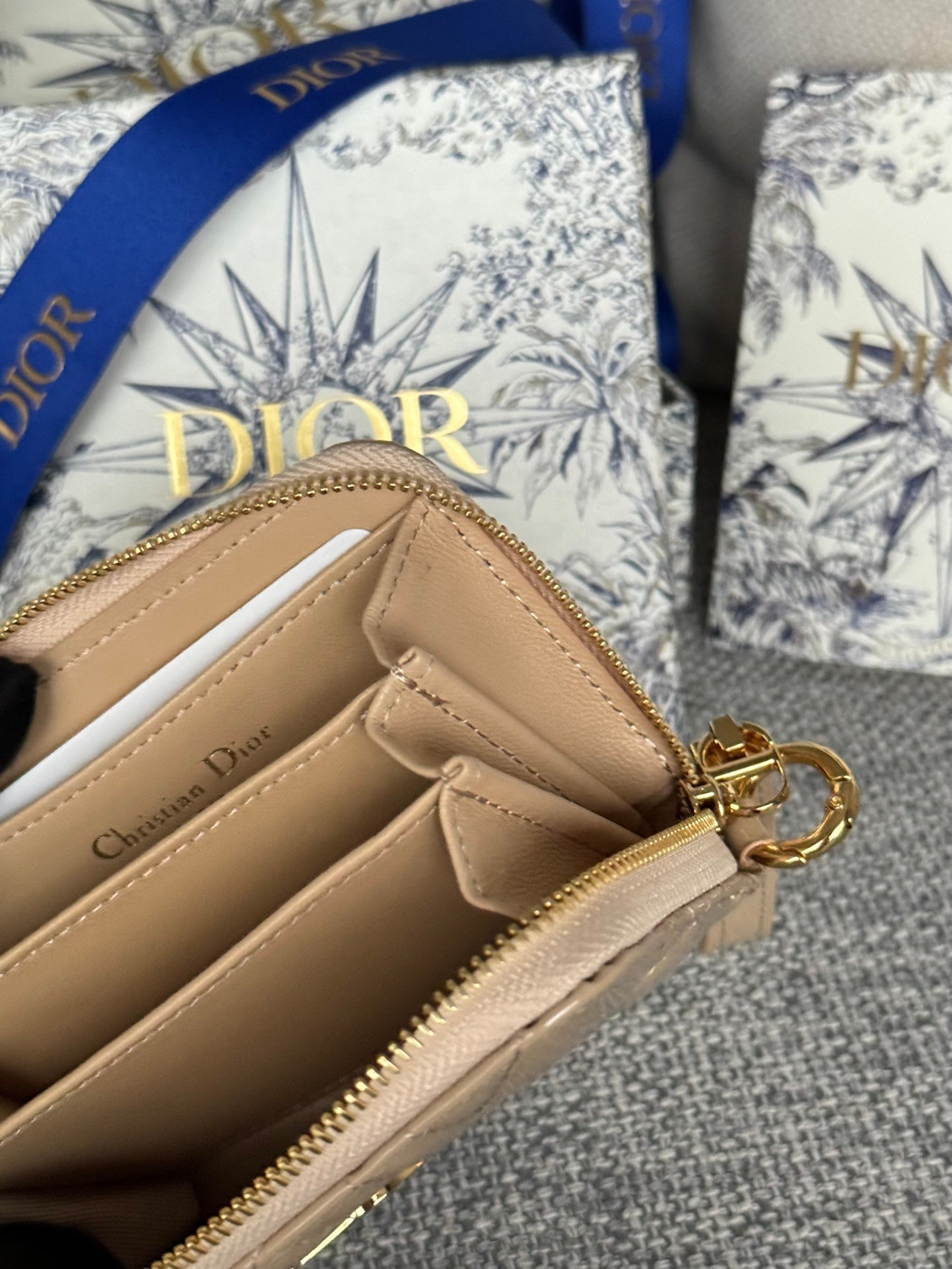 CD LOGO CARO 11CM COMPACT WALLET SHINY BEIGE CALFSKIN