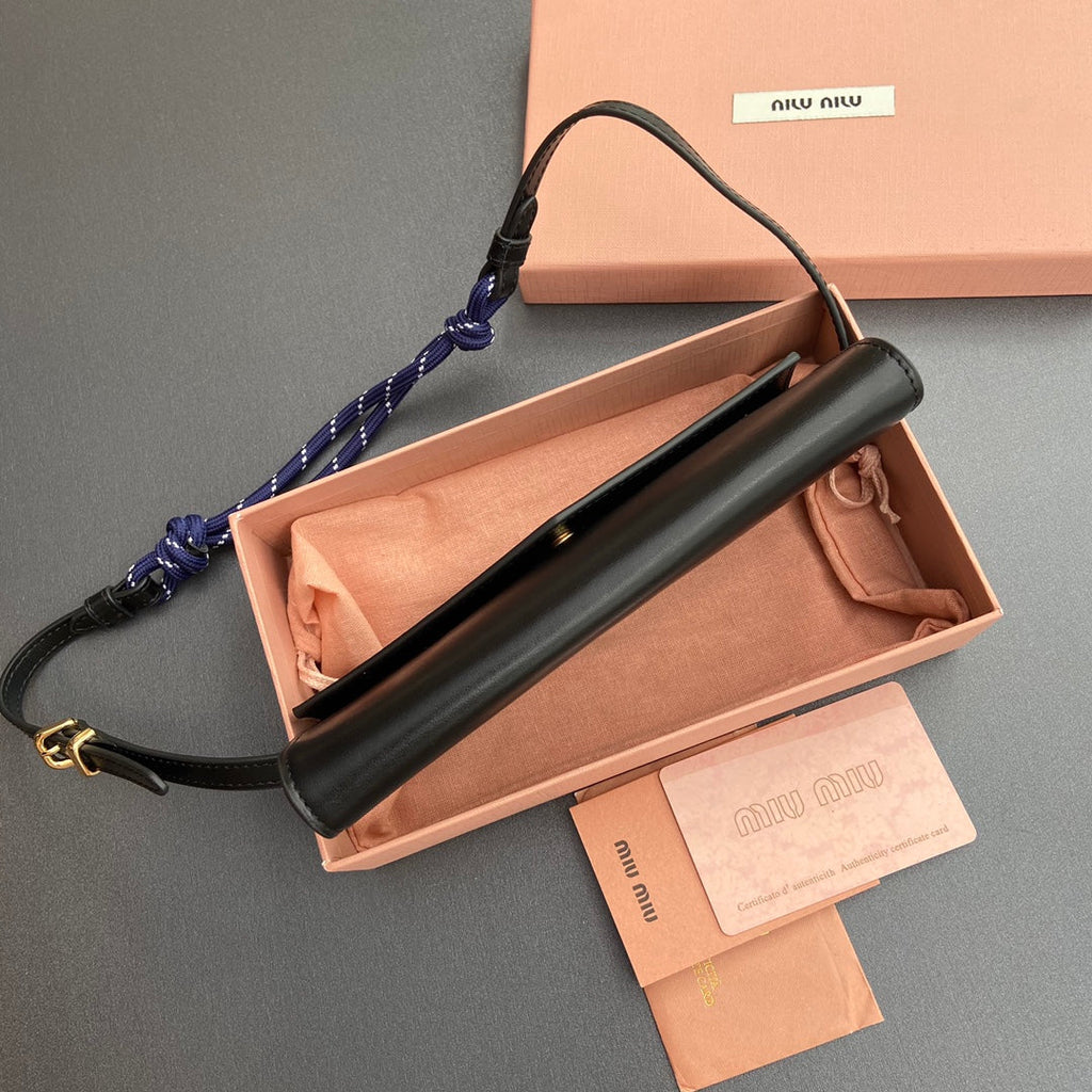 MIU LOGO WALLET ON A CHAIN 19 LETTERING BLACK CALFSKIN 240411