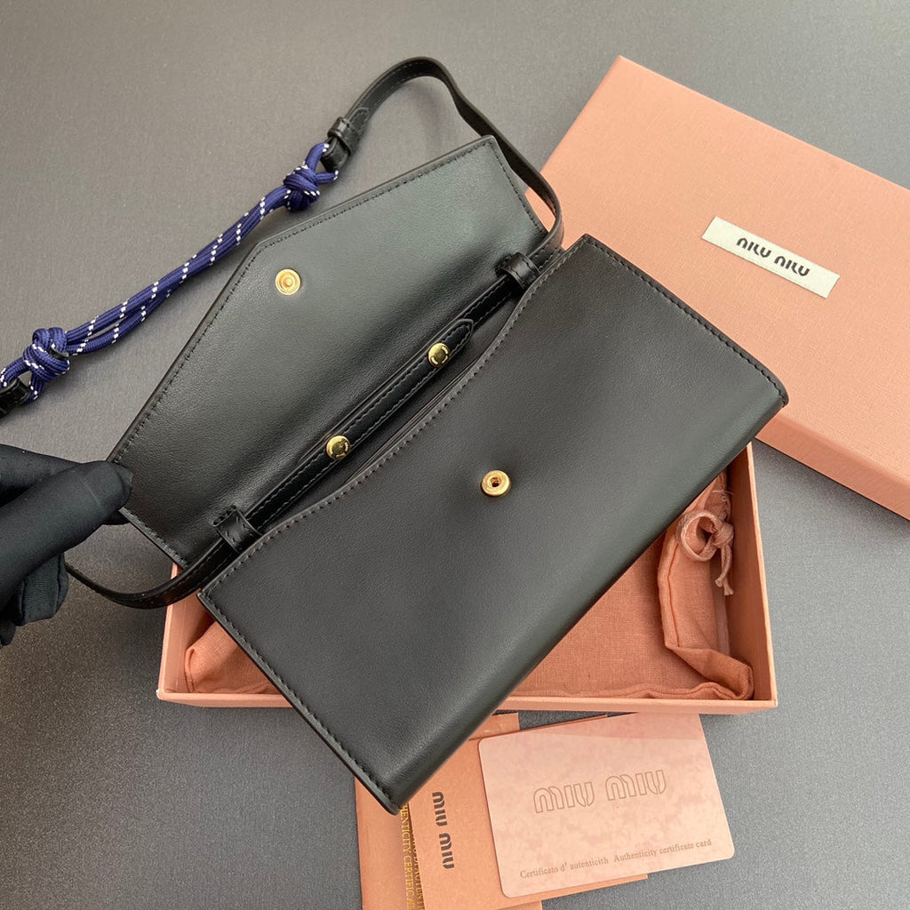MIU LOGO WALLET ON A CHAIN 19 LETTERING BLACK CALFSKIN 240411