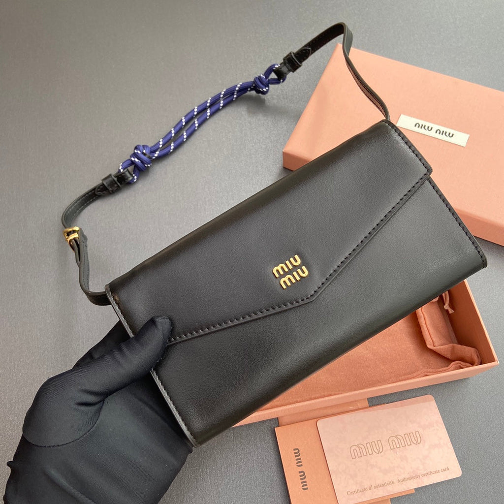 MIU LOGO WALLET ON A CHAIN 19 LETTERING BLACK CALFSKIN 240411