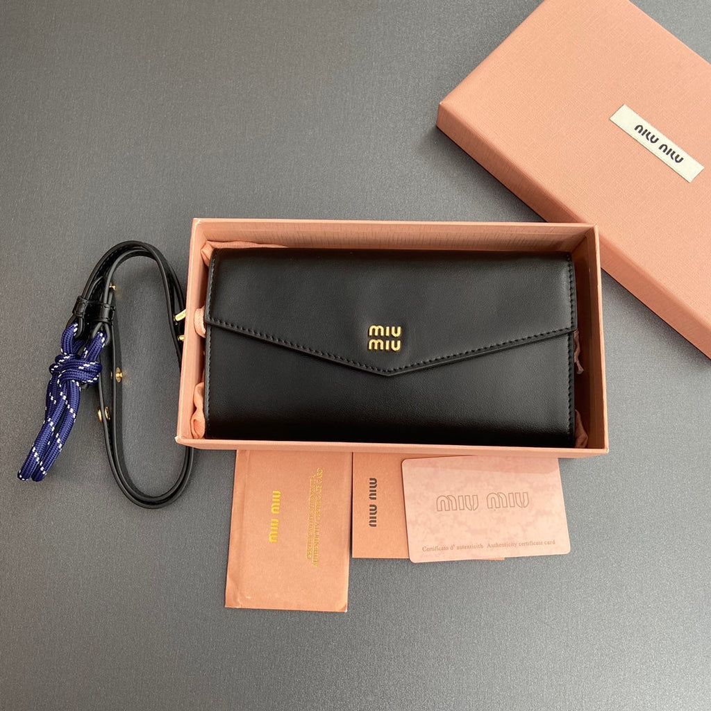 MIU LOGO WALLET ON A CHAIN 19 LETTERING BLACK CALFSKIN 240411