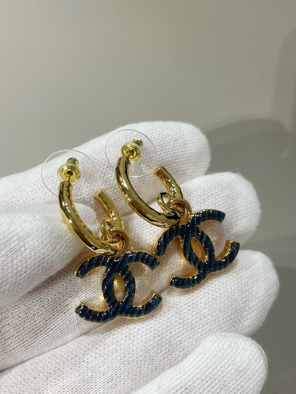 CC LOGO HEART EARRINGS