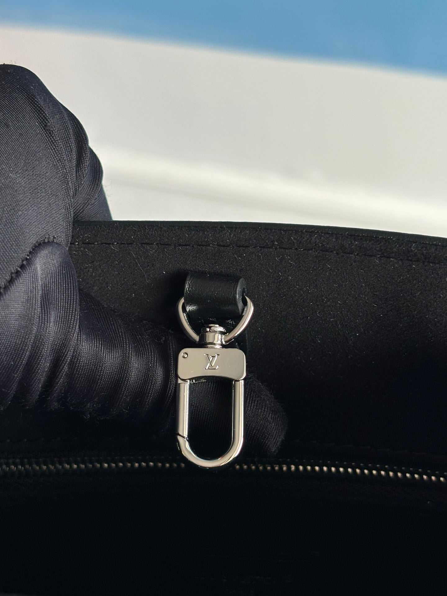 LV SS25 ONTHEGO BOLD 25CM BLACK CALFSKIN