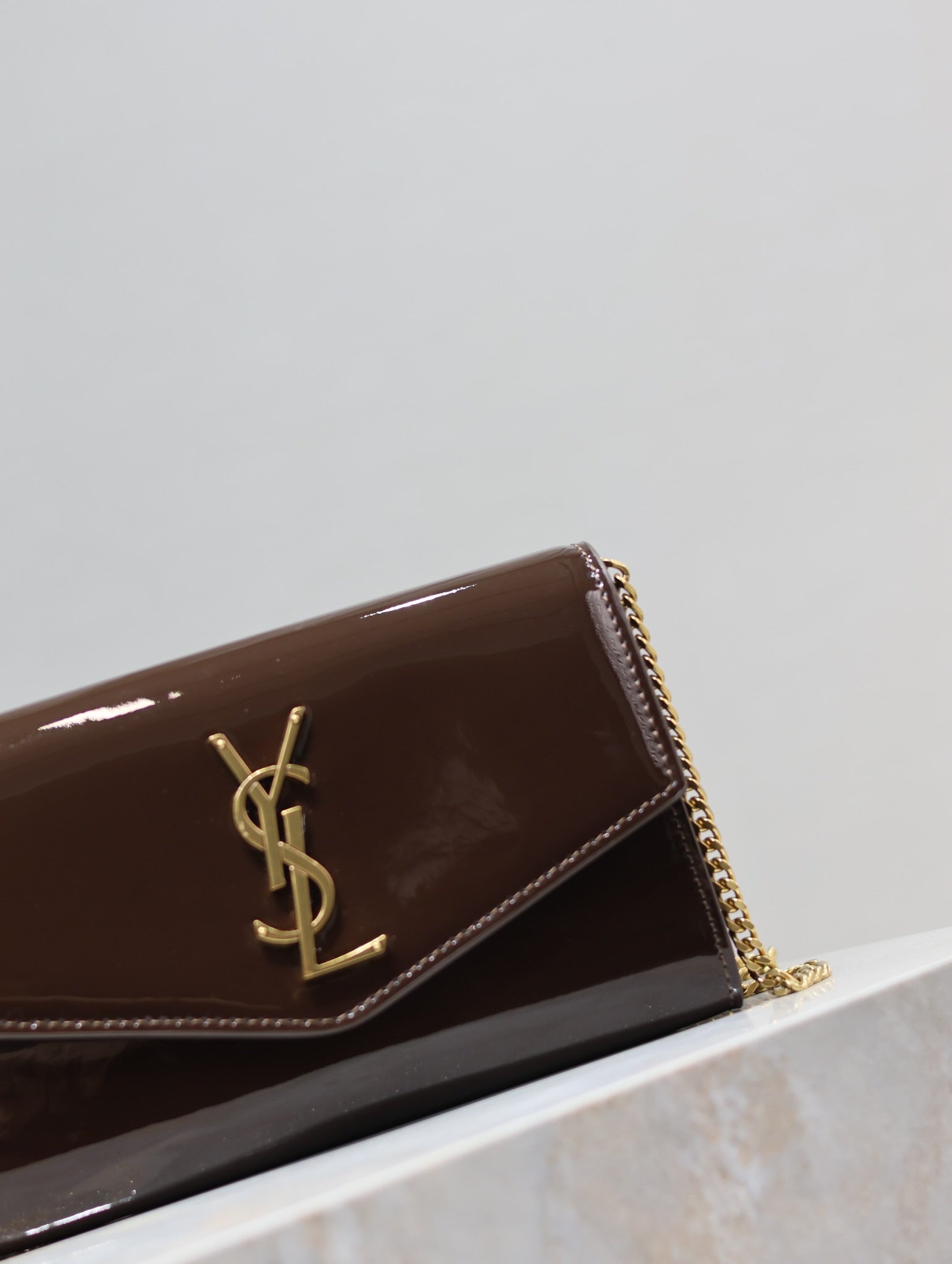 UPTOWN CHAIN WALLET 19CM DARK BROWN PATENT CALFSKIN