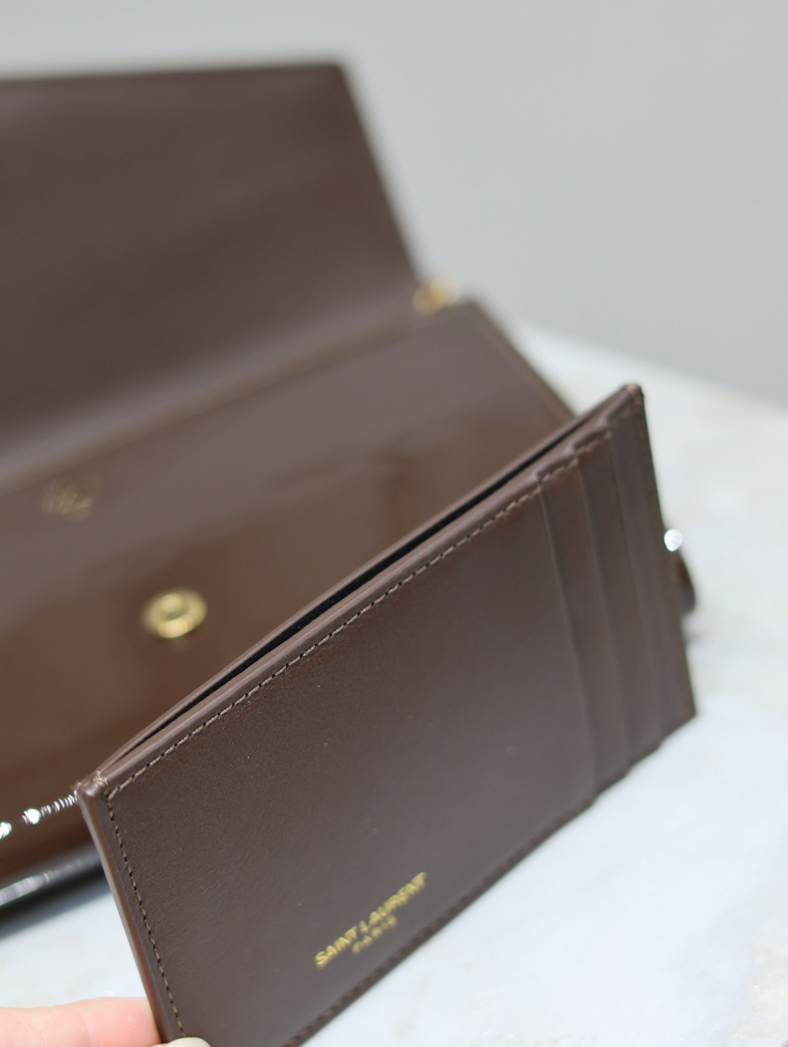UPTOWN CHAIN WALLET 19CM DARK BROWN PATENT CALFSKIN