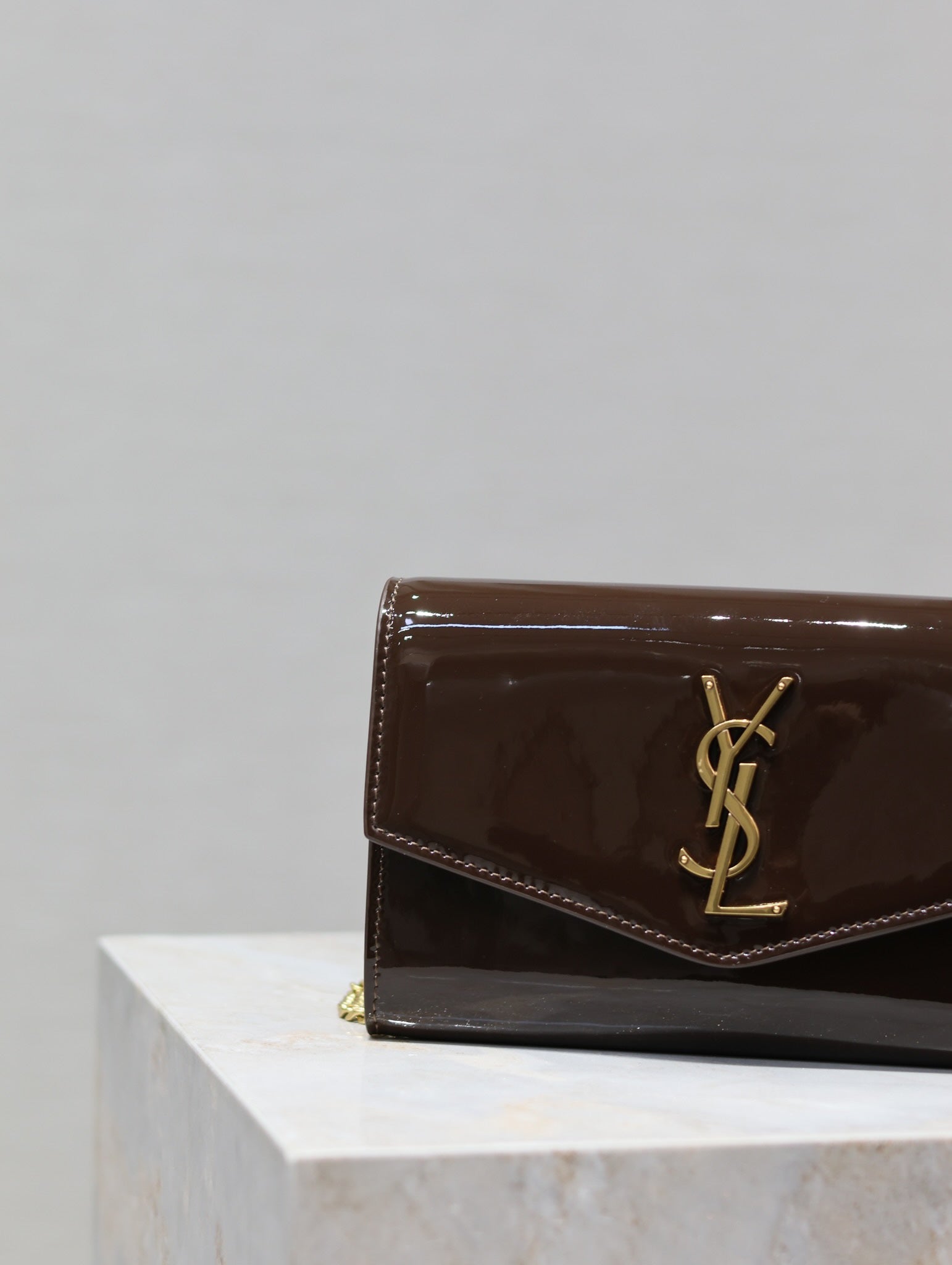 UPTOWN CHAIN WALLET 19CM DARK BROWN PATENT CALFSKIN
