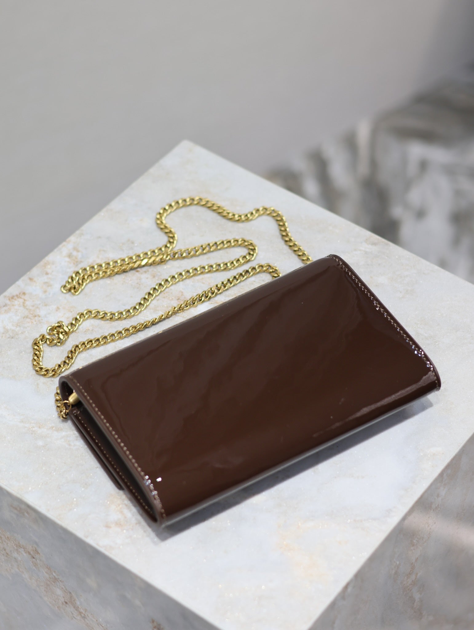 UPTOWN CHAIN WALLET 19CM DARK BROWN PATENT CALFSKIN